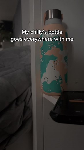 It’s easy to stay hydrated with Chilly’s #chillysbottles #chillys #reusablebottles #waterbottle #coldwater #insulatedwaterbottle