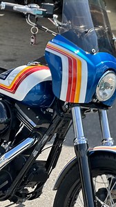 Harley Dyna – Clubstyle Umbau by Bobber Garage T-Bar Lenker – für maximale Kontrolle & Style Frontmaske – aggressiver Look, klarer Fokus La Pera Sattel – tief, schlank, kompromisslos bequem Custom-Lack by Marcus Pfeil – Kunst auf zwei Rädern Penzl Auspuffanlage Mini-LED Blinker Rücklicht – clean & modern Bobber Garage Mach Eindruck. Und keinen Kompromiss @bobbergarage_official #HarleyDavidson #HarleyDyna #DynaClubstyle #ClubstyleDyna #HarleyUmbau #CustomHarley #HarleyLife #HarleyLovers #DynaNati