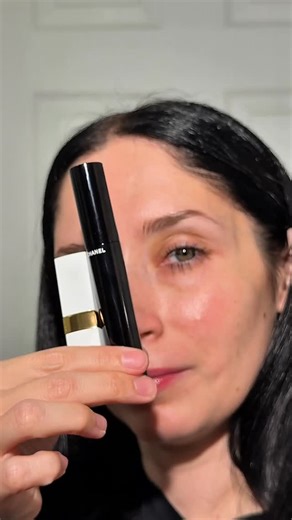 Skincare Reviews | K-Beauty | UGC Creator on Instagram: "@chanel.beauty sent me this free sample through the @BzzAgent sampling program in exchange for my honest review. Le Volume de Chanel Mascara really stands out compared to other mascaras I’ve tried. It gives intense black color and beautiful volume without clumps, and it feels super lightweight on the lashes. I love how full and defined my lashes look without feeling heavy or stiff. Rouge Coco Baume in 762 Raspberry Kiss feels more luxuriou