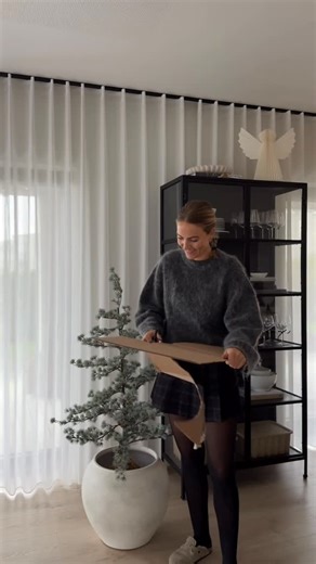 Katrine Fæster Agesen || Bolig, DIY og rengøring on Instagram: "Kender I det her lille tip?🌲👇🏼 Har lige fundet vores cedertræ frem fra kasserne med julepynt✨ Det er super fint i sig selv, men jeg synes, det ser endnu mere naturtro ud, når det “plantes” i en stor krukke👌🏼 1. For at give træet lidt mere højde, sætter jeg en blomsterskjuler (spand eller lign.) ned i bunden, som det kan stå på. 2. Derefter klipper jeg et stykke pap i samme størrelse som krukkens åbning, og kommer det rundt om t