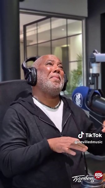 Jonathan Butler's Beautiful Performance of 'NUWE DINGE'