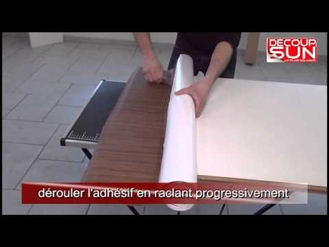 Pose de kit film adhésif déco sur une porte d'intérieur