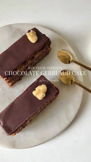 Chocolate Gerbeaud (Zserbó) Cake [raw | plant-based] It’s a cake where Sacher cake meets my favourite Hungarian dessert, Zserbó: 🌱apricot jam & walnut filling. 🌱rich chocolatey Sacher cake layers. 🌱maple butter chocolate ganache. I’ve been spending the last 2-3 months with recipe development for my final graduation assignment of my raw dessert chef certification at @crystal_dawn_culinary . Now I just need to upload the recipes and this beautiful and life-transforming journey will end.I look a