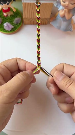 Let's make a colorful bracelet together, it's very beautiful