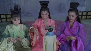《聊齋艷譚》(Erotic Ghost Story) / 1990 香港知名影星"單立文"、"葉子楣"、"文素"、"夏志珍"&日本退役AV女優"工藤 瞳"領銜主演，名導演"藍乃才"所執導的靈異/愛情/驚悚/古裝/三級片。 靈狐三姐妹"素素(文素 飾)"、"花花(葉子楣 飾)"、"菲菲(工藤 瞳 飾)"共同住在郊外一家大宅院，為成為人類而潛心修練，卻因為身材樣貌太過出色，時常被男人騷擾襲擊。某日，素素在山林間遇到被盜賊追殺的男子"吳明(單立文 飾)"，便好心幫他擊退盜賊，還送他回家。耿直有禮貌的個性，令素素對吳明產生好感，兩位妹妹見大姐開始打扮自己，跟蹤後發現素素私下常跑出去找吳明。定力不夠的花花與菲菲跟吳明認識後，竟接連把持不住發生關係，素素得知消息後雖然感到生氣，但在忌妒心作祟之下，也硬把吳明騎了上去。三姐妹後來把事情攤開講，決定共同享有一個男人，在大宅院過著荒淫的生活，直到鄰居"王大嫂(夏志珍 飾)"出面喝止，三姐妹才決定跟吳明分手。奇怪的是，她們累積千年的修為功力，開始不斷衰退，三姐妹為一探究竟來到吳明的住處，才發現他的真實身份，竟是吸取女性精元維生的"五通神"... | Tox