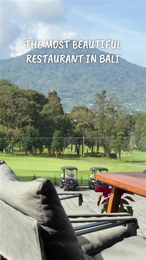 THE MOST BEAUTIFUL RESTAURANT IN BALI. Akhirnya kesampaian juga mampir ke restoran mewah ini. List tahun 2025 terpenuhi. Emang luar biasa vibe, view dan servis nya. Walau harga nya agak pricey tapi terbayar dengan makanan dan minuman mereka serta servis yang luar biasa. Kalo ada waktu pasti bakalan mampir kembali, view dan vibe nya bikin betah 😍 nama tempat nya #hiland #hiland1280 #handaragolfresort #pancasari #themostbeautiful