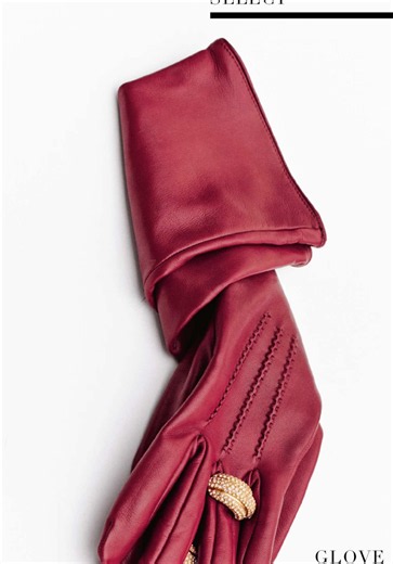 GLOVE STORY Accessoire du raffinement, objet de fétiche, idéal pour conjurer le froid ou cacher les signes du temps qui passe, le gant fait son grand retour. (1) Gants en cuir plongé avec bagues intégrées @Giuseppe Zanotti (2) Gants en cuir @Mugler (3) Gants Triomphe en cuir @CELINE (4) Mitaines inversées en cuir @MAISON FABRE (5) Gants en cuir @Brunello Cucinelli (7) Gants en velours @JeanPaulGaultier (8) Gants à franges en cuir @LANVIN Photographe @louis_drff Stylisme @mathiastichadou Set Desi