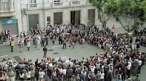 Terminamos el día con este espectacular flashmob de la Oda a la Alegría de la novena Sinfonía de Beethoven. ¡Buenas noches! | Madrid Low Cost