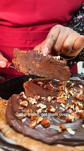 35K views · 163 reactions | Need a brownie that will wow your guests this festive season? Dee’s Baileys Skillet Brownie meet everyone, everyone meet Dee's Baileys Skillet Brownie! What are you waiting for? Invite your friends over and tell them to bring a spoon! Click to shop the ingredients  https://go.whi.sk/V9J9K and get the recipe  https://bit.ly/3UhwTaA | Tastemade UK | Facebook