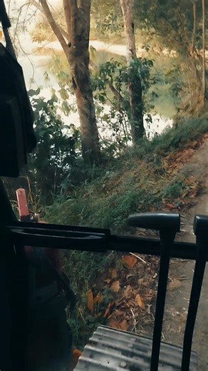 excavator travels along the edge of the lake ravine #used #travel #lake | Excavator proyek