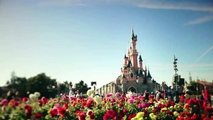 66K views · 2.1K reactions | Si toi aussi tu ne peux pas t'empêcher de chanter quand tu vois la parade ! ✨ | Disneyland Paris | Facebook