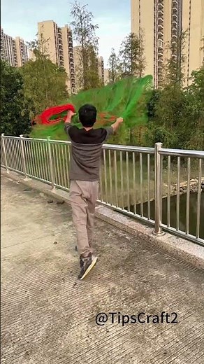 🏃‍♂️ Casting the net in a hurdle-jumping style! That posture is so cool!