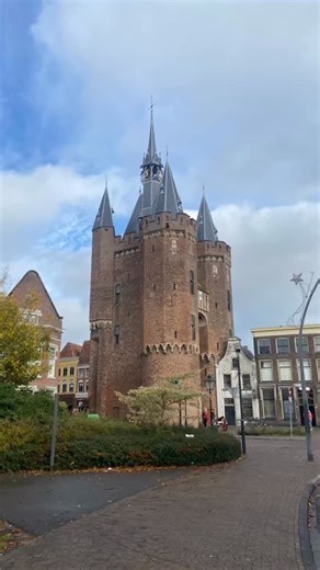 ️ Museum Elburg on Tour ️ Vandaag deed onze collega Jolanda inspiratie op bij museum @defundatie in Zwolle. Dit museum is net als ons klooster een gebouw om in te verdwalen 彩. Prachtige kunst gezien, leuke gesprekken gevoerd met andere bezoekers en een voorproefje gedaan voor het uitje van Vereniging Vrienden van Museum Elburg volgend weekend. Welk museum tip jij voor het volgende bezoek van Jolanda? #museumelburg #kunst #elburg #verdwalen #kleurrijk | Museum Elburg | Facebook