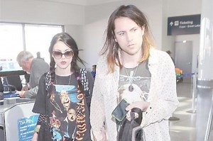Frances Bean Cobain accuses estranged husband of stealing Kurt's guitar