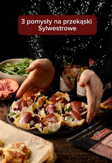 1 Zestaw Konesera Balcerzak = aż 3 przekąski na Sylwestra 🎉 Zapisz wideo – przepisy masz poniżej 👇 1/3 ZAPIEKANE MINI SZASZŁYKI Z KINDZIUKIEM BALCERZAK Składniki: 2 tortille (8 pasków), 4 plastry sera żółtego, ok. 32 plasterki Kindziuka Balcerzak Kroki: ułóż 4 plasterki kindziuka → na to nałóż 1 pasek tortilli i 2 paski sera → zwiń w rulon → nabij na patyczek → opcjonalnie posyp serem → piecz 8–10 min., 180°C 2/3 KOSZYCZKI Z PARMEZANU Z BALERONEM COPPA BALCERZAK (6 szt.) Składniki na koszyczki