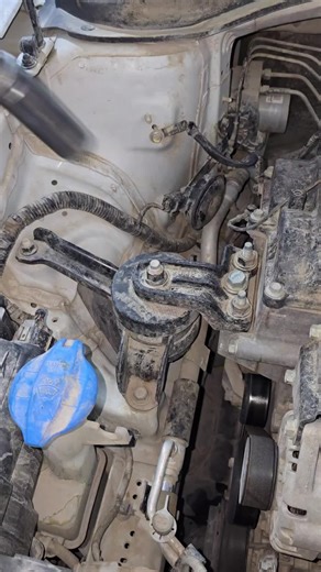 ‏Hyundai accent engine mounting fix #howto #usa🇺🇸 #mechanic