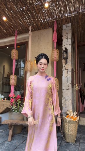 Áo dài – không cần quá cầu kỳ, chỉ cần đủ tinh tế để tôn lên nét dịu dàng rất riêng của người mặc. Từng đường kim mũi chỉ đều được chăm chút cẩn thận để khi khoác lên, bạn thấy mình nữ tính hơn – tự tin hơn – và thật sự thoải mái. ✨ Form áo chuẩn dáng, dễ mặc ✨ Chất vải mềm, nhẹ, đứng form ✨ Phù hợp đi tiệc, chụp hình, lễ – Tết hay mặc dịp đặc biệt Nếu bạn đang tìm một chiếc áo dài mặc lâu không lỗi mốt, ghé Tấm Ơi thử một lần nhé 💛 Có khi bạn lại tìm được “chiếc áo dài dành cho mình”. 📍 Cơ sở