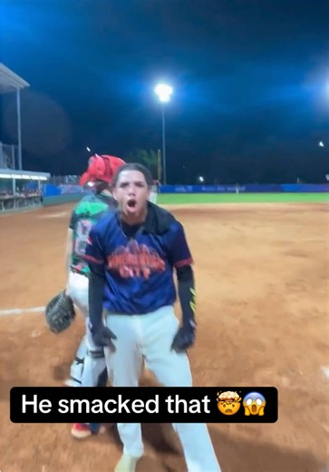 The reactions are wild 😅 (via n_foquedeportes/IG) #baseball #homerun #wow