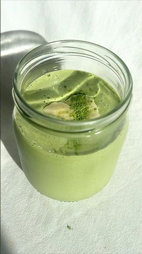 The Easiest Matcha Smoothie Recipe