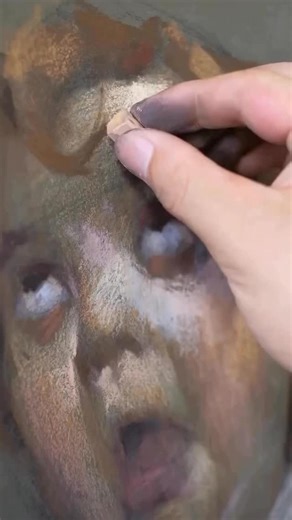 PAOLA LUTHER - ARTIST - CURATOR on Instagram: "A clever use of angle and temperature gives this portrait its energy. The shift from warm rose to cool blue guides the viewer around the form, proving how color alone can model volume. Pastel strokes stay fresh and expressive, letting texture breathe while still holding the likeness with confidence and clarity. Via: @artartluther 🖼️ Artwork: Portrait Pastel Drawing Art by: @art_licheng Remarks by: @paolaportfolio #artworkanalysis #paolaluther #past