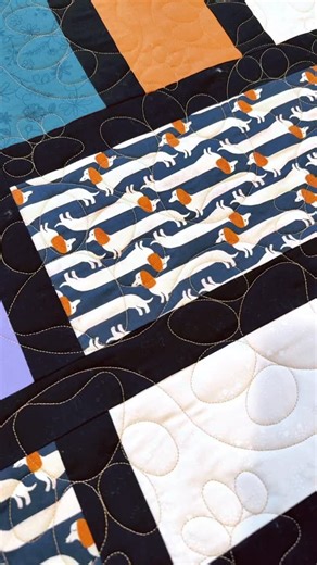 Cute little puppy quilt! Pattern: paw prints 淋: Omni/ barley...