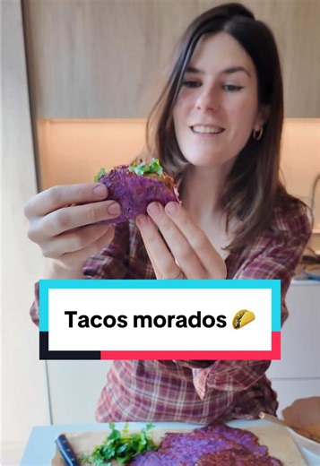 La mejor forma de comer col morada son estos súper tacos sin gluten y Keto 🌮💜 Y es que solo necesitas: - 320 g de col morada - 150 g de queso mozzarella - 1 clara En serio, están riquísimos! Tienes que hacerlos y contarme qué te parecen!🥰 Tienes esta receta y cieeeeentos de recetas más en mis libros en mi web 🥑🍩🍓🍰 🎁 ah! Y tienes un descuento para todos los libros en mi web con el código HOLAKETO15 Dime qué más recetas te gustaría que hiciera que te leoooo👀 *Publidemiweb #keto #dietaketo