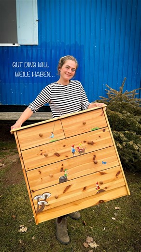 Hannah Zemke on Instagram: "Kinderkommode Gut Ding will Weile haben… und endlich ist es geschafft! 🥳 Vor zwei Sommern ☀️begonnen, im Herbst 🍂und Winter ❄️ bemalt, im Frühling 🌷montiert und jetzt ist es wieder Herbst und das Video dazu ist endlich fertig. Angefangenes zu Ende bringen schenkt mir große Zufriedenheit. Vielleicht dir auch?! Welches Projekt wartet noch auf dich? #naturnest #landleben #countrylife #countrygirl #holz #holzarbeit #holzwerken #schreinerin #handwerk #carpenter #tools #