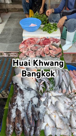 Inside Huai Khwang Market 🇹🇭 | Bangkok’s Local Food Scene