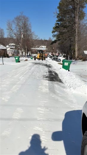 City of King Snow & Ice Update City workers are continuing to clear snow and ice from city streets and sidewalks. Crews are working diligently to improve road conditions and help keep everyone safe as temperatures fluctuate and refreezing occurs. We ask residents to please be patient as this work continues and to use caution when traveling. If possible, avoid unnecessary trips and give snowplows and crews plenty of space to operate. Thank you for your cooperation and support as we work to keep o