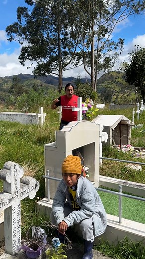 4.1M views · 70K reactions | Encontre un fantasma en el cementerio #fantasma #humor #niños #reels | JushiTo | Facebook