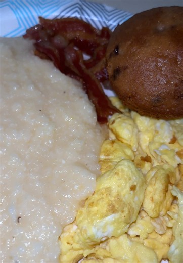 Cheesy grits, scrambled eggs, bacon w/ Banana nut blueberry muffins 😍🤤🔥 #cookingathometiktoktv #cookwithme #brunch #foodie