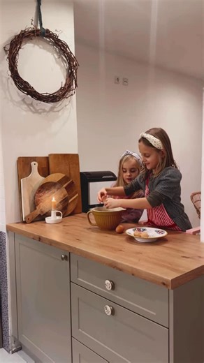 Vinárova žena on Instagram: "Majú vaše deti chuť na palacinky, ale vám sa nechce lopotiť pri panvici? Tak pre tento prípad máme pre vás našu obľúbenú nafufňanú palacinku. Vnútri krehká a hodvábna, po krajoch extra chrumkavá a vypečená. Pripravte si v prvom rade mlieko a maslo od @slovenske_mlieko a ideme na to: ☺️ -3 vajcia -150 ml mlieka (nie studené) -1 menšia PL cukru -štipka soli -60g hladkej múky -40g masla -cesto si môžete dochutiť vanilkou, citrónovou kôrou či škoricou Dajte si vyhriať