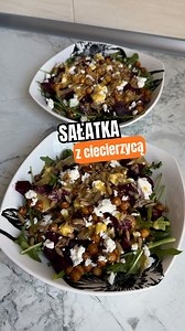 Sałatka z burakiem, fetą i pieczoną ciecierzycą🥗 Składniki: ✅buraki gotowane ✅ciecierzyca ze słoika ✅ser feta ✅rukola ✅pestki słonecznika ✅przyprawy: czosnek, sól, zioła prowansalskie, papryka Sos: ✅musztarda ✅woda ✅łyżeczka miodu Sposób przygotowania: ciecierzycę obtocz w przyprawach i upiecz w air fryerze przez 10 minut w 180 stopniach (air fryer). W misce ułóż rukolę, na to pokrojonego buraka, upieczoną ciecierzyce, fetę. Wszystko polej sosem i posyp ziarnami słonecznika. Spróbujesz?🥗 #feta