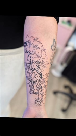 Louise 🌙 on Instagram: "❤️‍🔥 Rawr ❤️‍🔥 Stage one of this beautiful Tiger and Lily tattoo on my angel @abimaynard is complete! Shading to follow, I will also be shading more on her other arm piece I did and adding in little gap fillers to bring the two together properly so she's got a forearm worthy of showing off 😍 Stay tuned for the finished piece but I simply had to show the start of this one off because it's so pretty! #tigertattoos #girlytattoo #forearmtattoo #blackgatestudio #tattooappr
