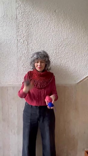 Looking for a way to get creative with your crochet? 🧶✨ In The Cozy masterclass , you’ll learn how to mix yarns, colours, and textures to create cozy, artsy neckwarmers. Comment COZY for all the details!💖 | ALUMA handmade