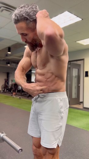 Shoulders with a twist Throw this rotational shoulder press into your routine for increased Core Gains. Rotate from the waist, generate tension, and press to the sky. My full program in bio💪🏼 #shoulders #obliques #core #gains #motivation | PaulSklarxfit