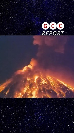 🇬🇹 Night eruption of Fuego Volcano (October 31, 2025) 🌋 On the night of October 31, the Fuego Volcano — one of the most active in Central America — erupted, producing lava flows and ash plumes visible from nearby towns in the Sacatepéquez and Chimaltenango departments. Local authorities declared a “yellow alert” and urged residents to take precautionary measures due to increased volcanic activity and the risk of pyroclastic flows. Scientists note that while Fuego frequently shows activity, ni