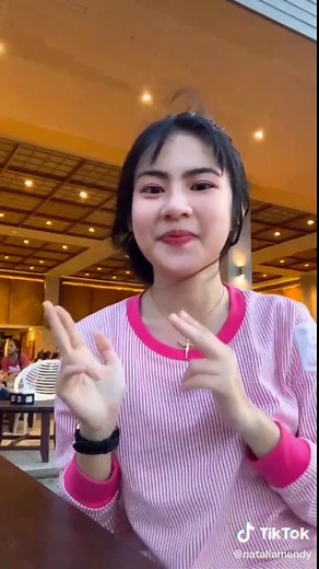 Engaging Hand Gestures in a Restaurant Setting