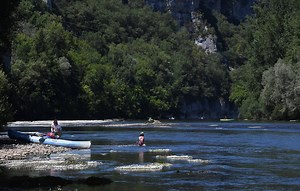Dordogne : Une touriste de 43 ans se noie lors d’une sortie canoë, sa tenue ample se serait prise au fond de la rivière
