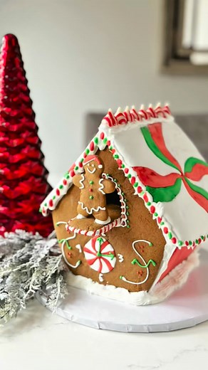 What gingerbread project are you making this holiday season? I’m hoping to get started on a big gingerbread project this year myself (plans courtesy of my oh so very talented friend @jackelinnepastry ) but in the meantime I thought I’d share one of my faves from last season - the Christmas Cuckoo Clock! I stuck to traditional colours for this one, and used @wiltoncakes white, red, and green Cookie Icing and tip 5 for the bulk of the decorating, along with the ever handy cookie scribe. I especial