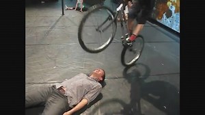 Démonstration d'un vélo de cirque