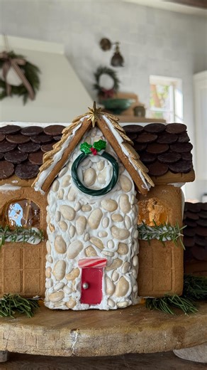 Sara Westbrook on Instagram: "I’m super excited to share this new technique for making windows on gingerbread houses. It’s super cincho and look totally realistic!!"