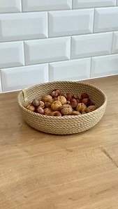 Tre nødder til Askepot? Her er der plads til mange flere 🤍 Den lille kurv er perfekt ikke kun til brød og frugt, men også til nødder — smukt og hyggeligt. Håndlavet af premium jute syet med omtanke og kvalitet. –30% hele januar Rabatkode: JANUAR26 Link i bio ✨ #håndlavet #scandinaviandesign #danskdesign #jutekurv #scandihome | Elena Poulsen collection