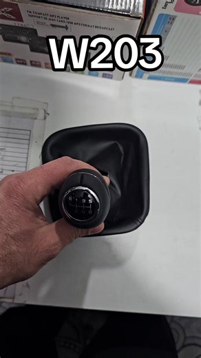 Kokë marshi me lëkurë – Mercedes-Benz W203 (2004–2007) Kokë marshi , e përshtatshme për Mercedes-Benz W203 nga viti 2004 deri 2007. Ofron ndjesi komode në dorë, rezistencë ndaj konsumit dhe përmirëson pamjen e brendshme të makinës. Karakteristika: Material: lëkurë cilësore Përshtatje fikse për W203 Montim i thjeshtë E përshtatshme për kambio manuale