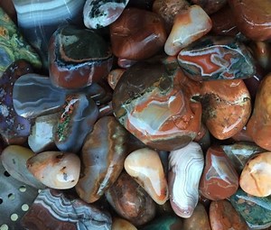 Where rock hunters can find agate stones in Michigan