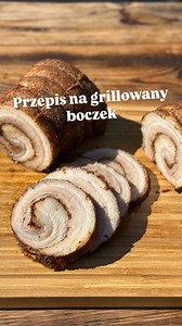Boczek z grila W ten majówkowy dzień pokażę wam jak przygotować grillowany boczek który również po schłodzeniu smakuje wyśmienicie i jest idealny na kanapki.Boczek przygotujcie tak jak pokazałem w filmiku a to da wam gwarancję że będzie idealny 🤩 Pozdrawiam i życzę udanej majówki 👍🏼Wszystkie potrzebne przyprawy i akcesoria oraz rzymskie garnki kupisz w sklepie internetowym lub stacjonarnym Sklep Jelux - jelita naturalne, przyprawy, akcesoria do wędzenia a z kodem „Janusz10” dostaniesz dodatko