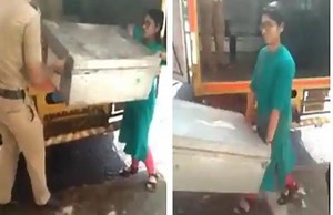 ट्रक से उतारे जा रहे थे चुनावी सामग्री के बक्से, कर्मचारियों की मदद करने लगीं कलक्टर, Video Viral