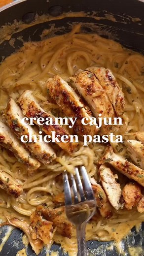 You guys need to try this creamy chicken cajun pasta🍝🤤 This pasta recipe is your ticket to a quick dinner solution. 🙌 It’s a one pan meal, ideal for those busy weeknights. What pasta should we make next? 👇 @riz #viral #pastarecipe #cajunpasta #recipes #creamypasta