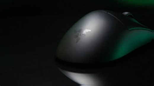 为电竞而生 Razer炼狱蝰蛇V4PRO电竞鼠标。鼠标实拍，真的太帅了！！我我我我宣布这是我25年的梦中情鼠！！！炼狱蝰蛇V4 Pro：「鼠皇」降临！—56g超