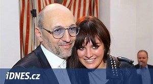 Ewa Farna po deseti letech odešla od manažera Leška Wronky - iDNES.cz